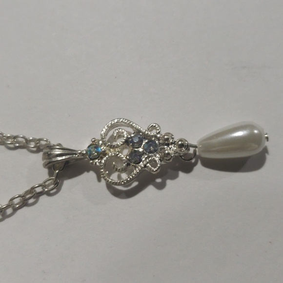 Elegant Silver-Tone Necklace & Earring Set Faux Pearl Teardrop Accents Women's - Picture 8 of 8